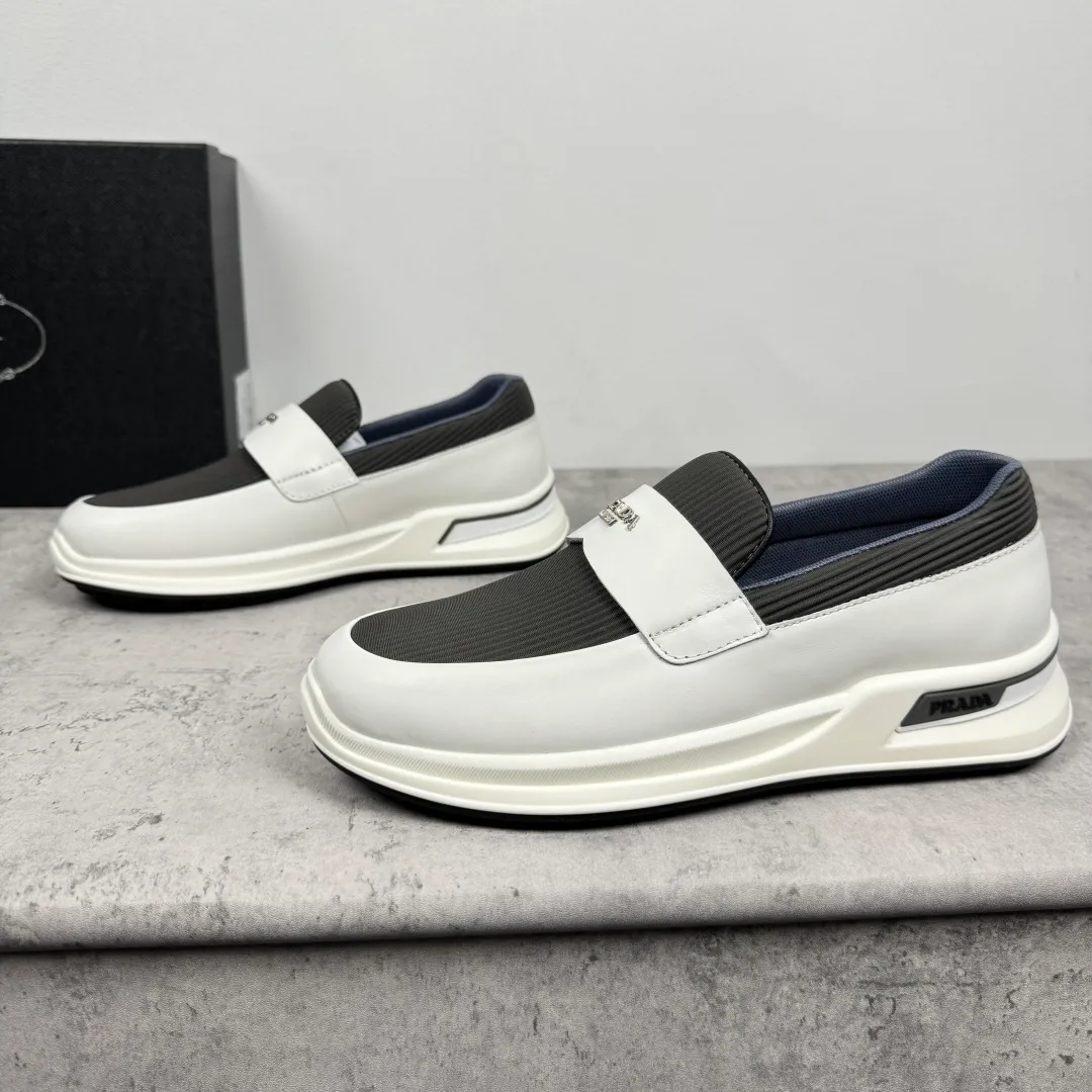 Batch 700 Prada/Prada men's matte leather thick-soled lightweight loafers! Casual fit, lightweight rubber sole slip-on driving shoes, matte calfskin wrapped around the entire upper, front body in pebbled calfskin/soft cloth, two styles available! Decorated with genuine leather buckle, front decorative details of PRADA silver letters, genuine leather feet, classic silver letter logo badge details, technical mesh lining, push-on opening and closing method, convenient and comfortable, cool and breathable! Paired with a lightweight, sporty functional thick sole, it is extremely comfortable on the feet and will not be tiring after long-term wear. It is available in multiple colors to meet different matching needs and comes with a complete package! Size: 39-40-41-42-43-44 Leather shoe size Item number: 2EE915 leather cloth white gray